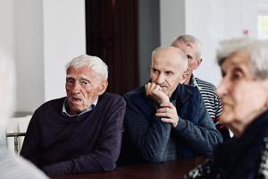 Uczestnicy (seniorzy i policjanci) spotkania profilaktycznego na terenie gminy Tuszów Narodowy