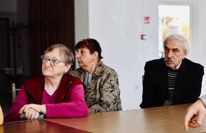 Uczestnicy (seniorzy i policjanci) spotkania profilaktycznego na terenie gminy Tuszów Narodowy
