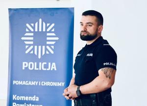 Uczestnicy (seniorzy i policjanci) spotkania profilaktycznego na terenie gminy Tuszów Narodowy