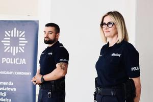 Uczestnicy (seniorzy i policjanci) spotkania profilaktycznego na terenie gminy Tuszów Narodowy