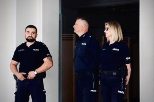 Uczestnicy (seniorzy i policjanci) spotkania profilaktycznego na terenie gminy Tuszów Narodowy