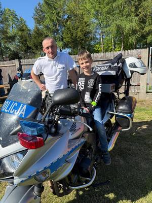 Policjanci i uczestnicy festynu rodzinnego w Trześni