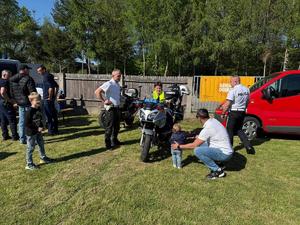 Policjanci i uczestnicy festynu rodzinnego w Trześni