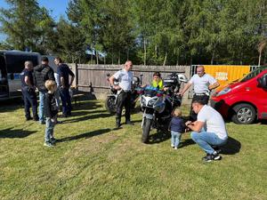 Policjanci i uczestnicy festynu rodzinnego w Trześni