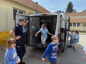 Dzieci z SP nr 6 w Mielcu i mieleccy policjanci podczas &quot;Niebieskich Igrzyskach&quot;