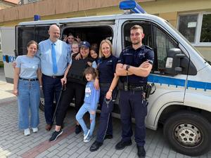 Dzieci z SP nr 6 w Mielcu i mieleccy policjanci podczas &quot;Niebieskich Igrzyskach&quot;