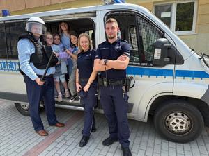 Dzieci z SP nr 6 w Mielcu i mieleccy policjanci podczas &quot;Niebieskich Igrzyskach&quot;