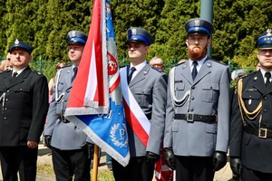 policjanci podczas obchodów 234. rocznicy Święta uchwalenia Konstytucji 3 Maja w Mielcu