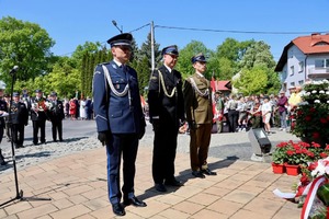 policjanci podczas obchodów 234. rocznicy Święta uchwalenia Konstytucji 3 Maja w Mielcu