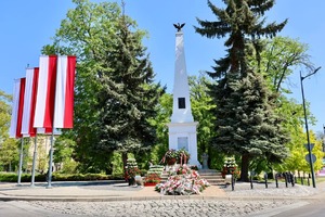 policjanci podczas obchodów 234. rocznicy Święta uchwalenia Konstytucji 3 Maja w Mielcu