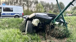 zdjęcie uszkodzonego pojazdu ford i w tle radiowóz policyjny