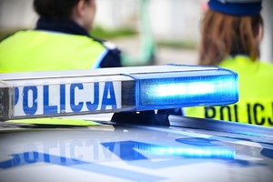 napis policja na kogucie policyjnym (na radiowozie)