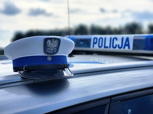 czepka policyjna na dachu radiowozu