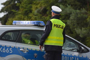 policjant ruchu drogowego przy radiowozie