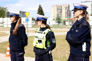 Uczestnicy turnieju, dzieci ze szkół z terenu powiatu mieleckiego oraz policjanci