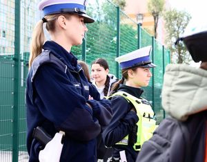 Uczestnicy turnieju, dzieci ze szkół z terenu powiatu mieleckiego oraz policjanci