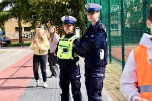 Uczestnicy turnieju, dzieci ze szkół z terenu powiatu mieleckiego oraz policjanci
