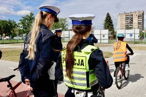 Uczestnicy turnieju, dzieci ze szkół z terenu powiatu mieleckiego oraz policjanci