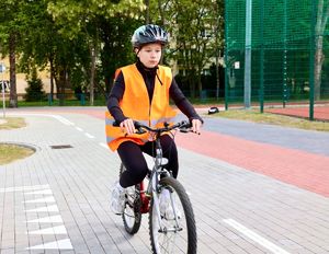 Uczestnicy turnieju, dzieci ze szkół z terenu powiatu mieleckiego oraz policjanci
