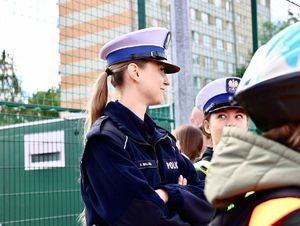 Uczestnicy turnieju, dzieci ze szkół z terenu powiatu mieleckiego oraz policjanci