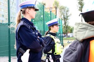 Uczestnicy turnieju, dzieci ze szkół z terenu powiatu mieleckiego oraz policjanci