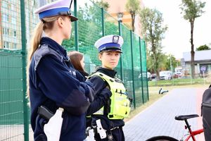 Uczestnicy turnieju, dzieci ze szkół z terenu powiatu mieleckiego oraz policjanci