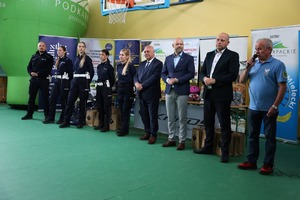 Uczestnicy turnieju, dzieci ze szkół z terenu powiatu mieleckiego oraz policjanci