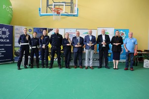 Uczestnicy turnieju, dzieci ze szkół z terenu powiatu mieleckiego oraz policjanci