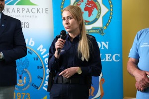 Uczestnicy turnieju, dzieci ze szkół z terenu powiatu mieleckiego oraz policjanci