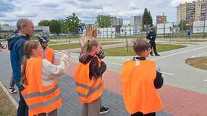 Uczestnicy turnieju, dzieci ze szkół z terenu powiatu mieleckiego oraz policjanci