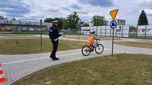 Uczestnicy turnieju, dzieci ze szkół z terenu powiatu mieleckiego oraz policjanci