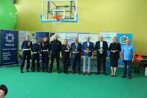 Uczestnicy turnieju, dzieci ze szkół z terenu powiatu mieleckiego oraz policjanci