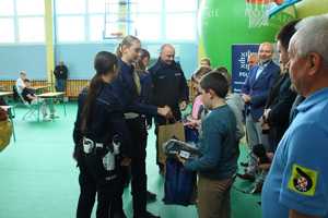 Uczestnicy turnieju, dzieci ze szkół z terenu powiatu mieleckiego oraz policjanci