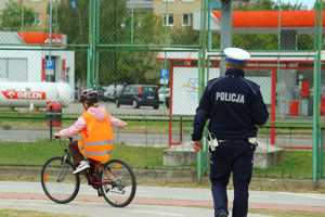 Uczestnicy turnieju, dzieci ze szkół z terenu powiatu mieleckiego oraz policjanci
