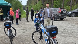 Uczestnicy I Rodzinnego Rajdu Pieszego pn. „Budzimy w wiosnę w lasach piątkowskich”