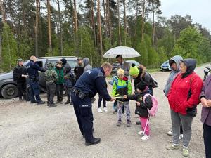 Uczestnicy I Rodzinnego Rajdu Pieszego pn. „Budzimy w wiosnę w lasach piątkowskich”