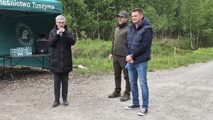 Uczestnicy I Rodzinnego Rajdu Pieszego pn. „Budzimy w wiosnę w lasach piątkowskich”
