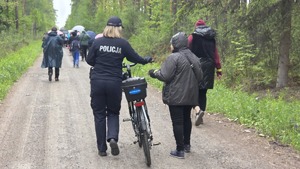 Uczestnicy I Rodzinnego Rajdu Pieszego pn. „Budzimy w wiosnę w lasach piątkowskich”