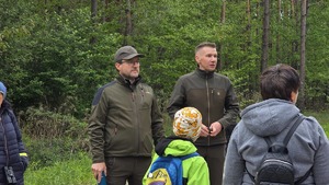 Uczestnicy I Rodzinnego Rajdu Pieszego pn. „Budzimy w wiosnę w lasach piątkowskich”