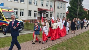 Policjanci, uczniowie, nauczyciele i uczestnicy w Dniu Patrona Szkoły w Glinach Małych