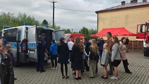 Policjanci, uczniowie, nauczyciele i uczestnicy w Dniu Patrona Szkoły w Glinach Małych