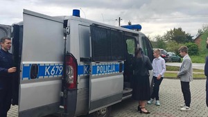 Policjanci, uczniowie, nauczyciele i uczestnicy w Dniu Patrona Szkoły w Glinach Małych
