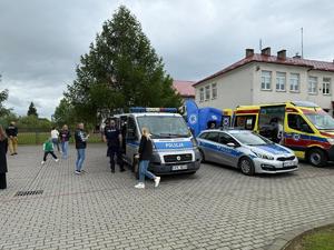 Policjanci, uczniowie, nauczyciele i uczestnicy w Dniu Patrona Szkoły w Glinach Małych