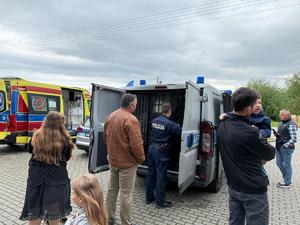 Policjanci, uczniowie, nauczyciele i uczestnicy w Dniu Patrona Szkoły w Glinach Małych