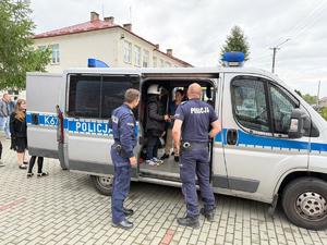 Policjanci, uczniowie, nauczyciele i uczestnicy w Dniu Patrona Szkoły w Glinach Małych