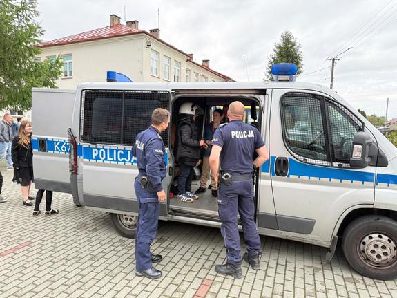 Policjanci, uczniowie, nauczyciele i uczestnicy w Dniu Patrona Szkoły w Glinach Małych