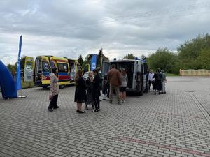 Policjanci, uczniowie, nauczyciele i uczestnicy w Dniu Patrona Szkoły w Glinach Małych