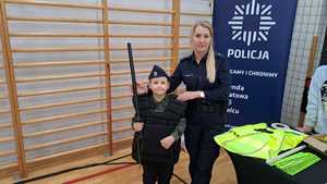 Mieleccy Policjanci na Wielkim Otwarciu Obiektu Sportowego w Dobryninie, uczestnicy pikniku rodzinnego i organizatorzy