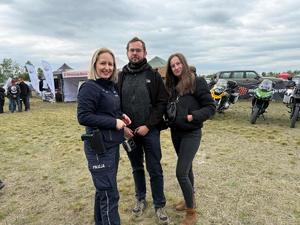 mielecka policjantka z uczestnikami Wrak Race w Chorzelowie