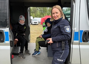mielecka policjantka z uczestnikami Wrak Race w Chorzelowie